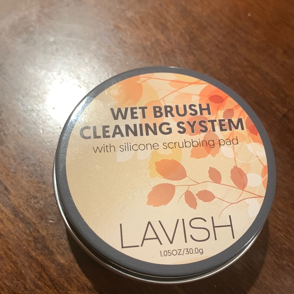 Lavish Wet Brush cleaning system with silicone scrubbing pad
